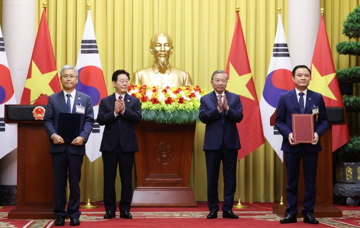 김동철 한국전력공사 사장과 레 응옥 썬 베트남 국가산업에너지공사(PVN) 회장이 22일(현지시간) 하노이 주석궁에서 이재명 대통령과 또 럼 공산당 서기장 겸 국가주석이 임석한 가운데 원전 개발 협력 가능성 검토 양해각서(MOU) 교환 후 기념촬영을 하고 있다. 2026.4.22 (사진=저작권자(c) 연합뉴스, 무단 전재-재배포 금지)