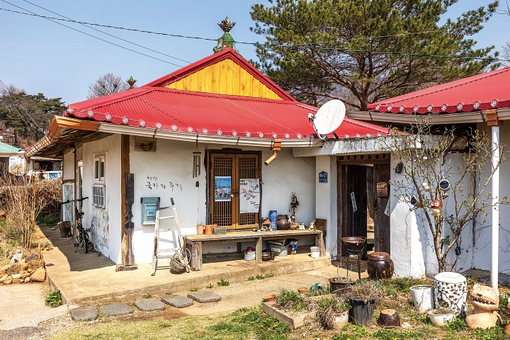 김현숙 씨가 자신의 강화도 농가주택을 개조해 만든 책방 '국자와 주걱'은 11년째 전국에서 찾아오는 발걸음을 맞고 있다. 사진 C영상미디어