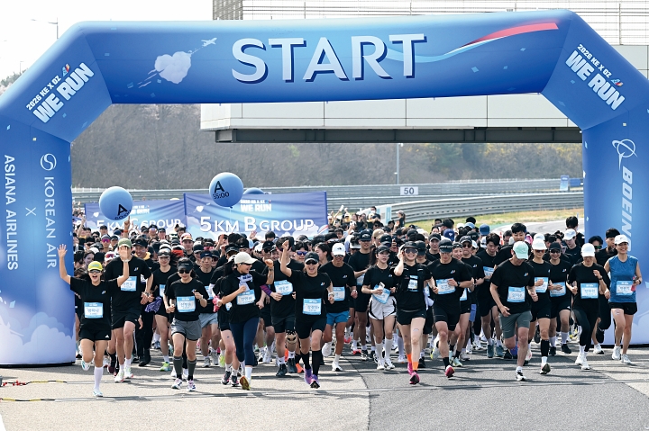 2026년 4월 인천에서 열린 한 자선달리기 대회에서 참가자들이 스타트라인을 출발하고 있다. 사진 뉴시스