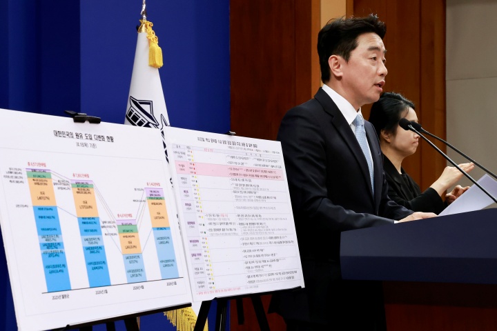 강훈식 대통령비서실장이 24일 청와대 기자회견장에서 비상경제 상황 관련 브리핑을 하고 있다. (사진=저작권자(c) 연합뉴스, 청와대통신사진기자단, 무단 전재-재배포 금지)