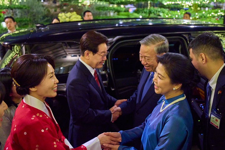 이재명 대통령과 김혜경 여사가 22일(현지 시간) 베트남 하노이 영빈관에서 또 럼 당 서기장 겸 국가주석, 응오 프엉 리 여사와 국빈만찬을 마친 뒤 인사하고 있다. 2026.4.23 (ⓒ뉴스1, 무단 전재-재배포 금지)