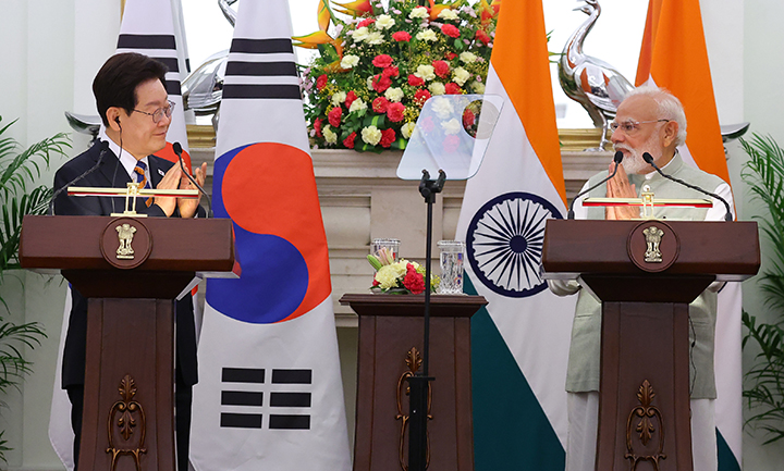 이재명 대통령이 지난 20일(현지시간) 인도 뉴델리 영빈관에서 열린 공동언론발표에서 나렌드라 모디 총리 발언 후 박수를 보내고 있다.(사진=저작권자(c) 연합뉴스, 무단 전재-재배포 금지)