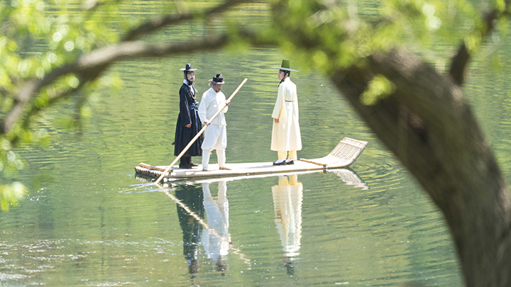 강원 영월군이 지난 24~26일 영월 장릉과 동강 둔치, 청령포 일원에서 지역 대표 축제인 제59회 단종문화제를 준비한 가운데, 행사 첫날 단종 유배길 행사가 진행되고 있다.(ⓒ뉴스1, 무단 전재-재배포 금지)