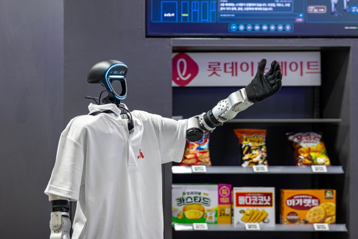 AI가 적용된 로봇이 무인 편의점을 운영한다 (본인 촬영)