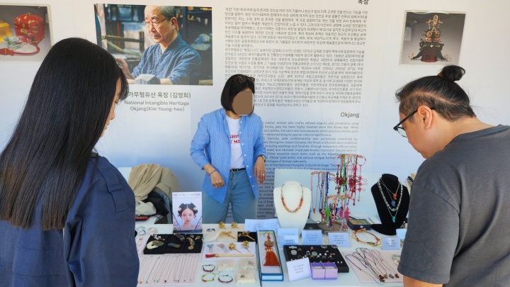 K-헤리티지 마켓에서 다양한 상품을 구경하는 관람객들. (본인촬영)