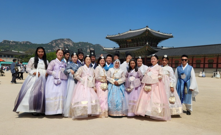 해외에서 찾아온 관람객들이 경복궁을 배경으로 기념사진을 찍고 있다. (본인촬영)