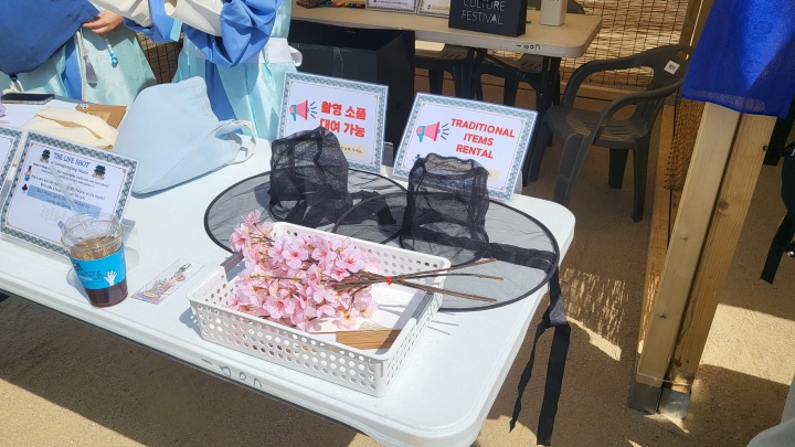 기념 사진을 더욱 재미있게 촬영할 수 있도록 다양한 촬영 소품을 대여해주고 있다. (본인촬영)