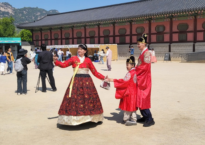 한복을 입은 관람객들이 궁궐을 배경으로 기념사진을 찍고 있다. (본인촬영)