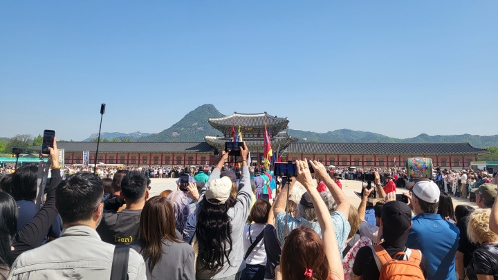 이른 아침부터 경복궁에 많은 관람객들이 모여 행사가 진행되기를 기다리고 있다. (본인촬영)
