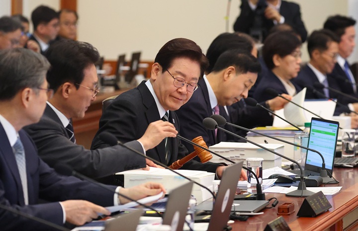 이재명 대통령이 28일 청와대에서 국무회의 겸 비상경제점검회의 개회를 선언하고 있다. 2026.4.28(사진=저작권자(c) 연합뉴스, 무단 전재-재배포 금지)