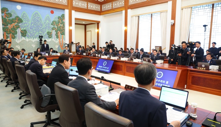 이재명 대통령이 28일 청와대에서 국무회의 겸 비상경제점검회의를 주재하고 있다.(사진=저작권자(c) 연합뉴스, 무단 전재-재배포 금지)