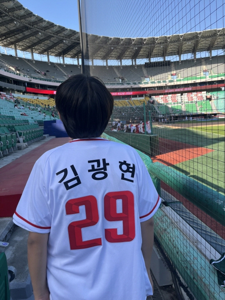 문화요일 혜택을 받아 야구장에 간 아들의 늠름한 뒷모습