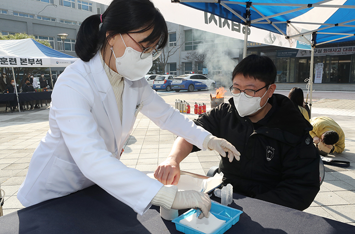 23일 오후 대전 유성구 한국과학기술원(KAIST) 기계공학동에서 안전한국훈련 일환으로 열린 연구실 화재 사고 대응훈련에서 의료진이 화상 부상자를 치료하고 있다. 2022.11.23 (사진=저작권자(c) 연합뉴스, 무단 전재-재배포 금지)