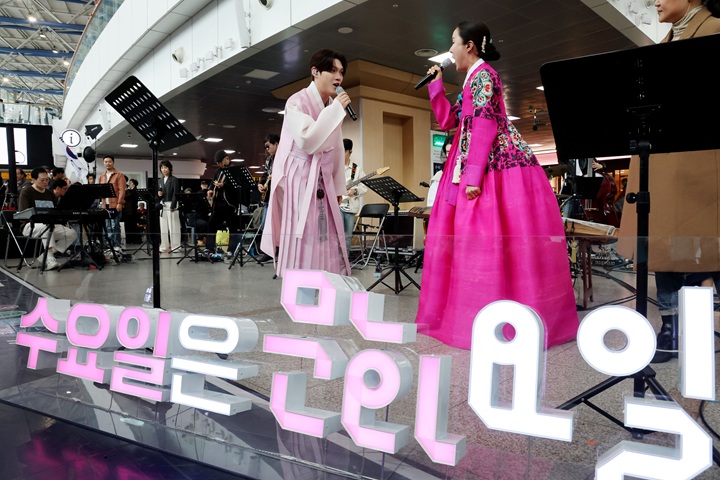 '문화가 있는 날' 확대 시행 첫 날인 지난 1일 서울역에서 기념 공연이 진행되고 있다.(ⓒ뉴스1, 무단 전재-재배포 금지)
