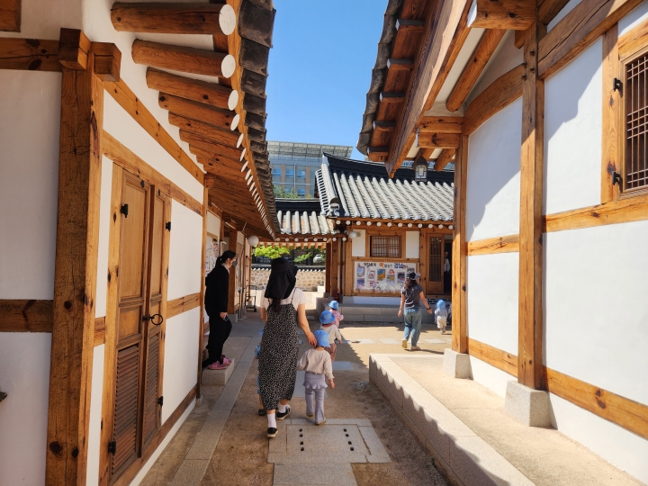 한옥 골목 사이를 지나 도서관으로 들어가는 어린이들 모습. 일상 속에서 자연스럽게 문화예술 활동이 이뤄지는 공간이다. (본인 촬영)