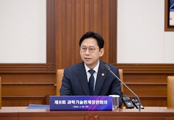 '소재 AI'가 설계, '연구로봇'이 실험…신소재 개발 가속화