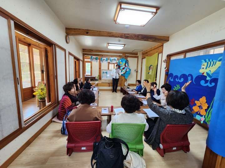 동아리 회원들이 대사를 맞추며 반복 낭독을 진행하는 모습. 책 읽기를 넘어 공연으로 확장되는 독서 활동의 변화를 보여준다. (본인 촬영)