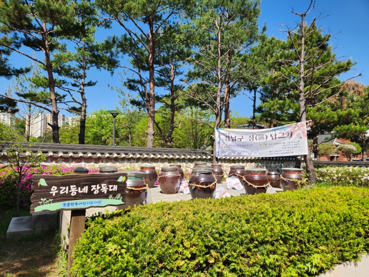 '우리동네 장독대' 공간. 도서관 프로그램을 통해 주민이 직접 참여한 문화 활동이 일상 속으로 이어지고 있다. (본인 촬영)