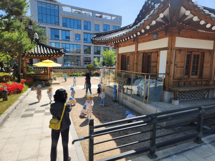 도서관 앞마당에서 활동하는 어린이들 모습. 책과 놀이, 체험이 결합된 열린 문화공간으로서의 도서관 역할을 보여준다. (본인 촬영)