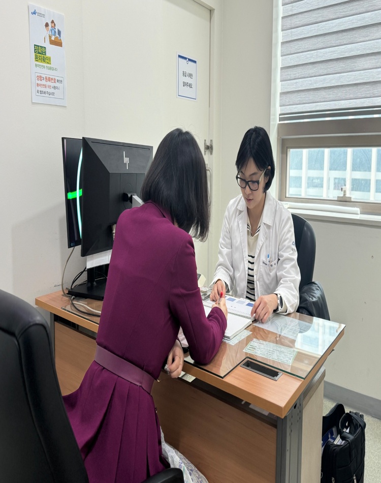 임상심리전문가가 내담자와 상담을 진행하는 장면