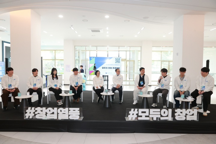한성숙 중소벤처기업부 장관이 17일 경상남도 진주시 경상국립대학교에서 열린 모두의 창업 프로젝트 확산을 위한 간담회에서 청년들의 의견을 청취하고있다. 2026.4.17 (ⓒ뉴스1, 중소벤처기업부 제공, 무단 전재-재배포 금지)