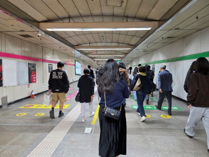 교육을 듣기 위해 들린 이른 아침 잠실역, 이미 많은 시민들이 각자의 목적지를 향해 이동하고 있었다. 노동절이 대한민국 많은 근로자에게 휴식의 시간이 되었으면 좋겠다.