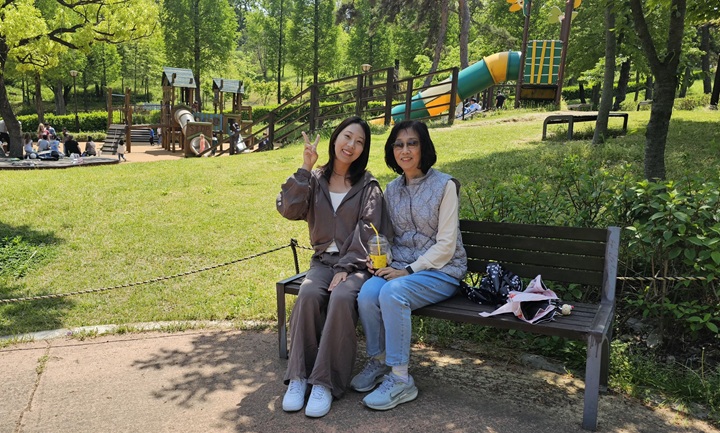 공원에서 가족과 즐기는 행복한 시간