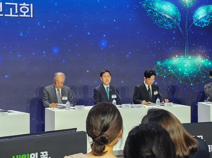 류진한국경제인협회 회장, 구윤철 경제부총리 겸 재정경제부 장관, 김영훈 고용노동부 장관