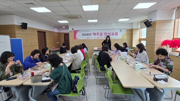 네일아트 재료를 받고, 이론 교육 후 실습을 한다. 본인 촬영