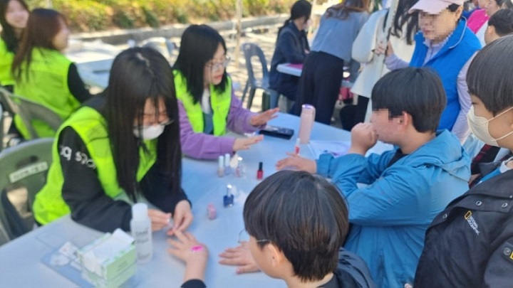 네일아트 봉사에 학생들도 많이 찾아왔다. 본인 촬영