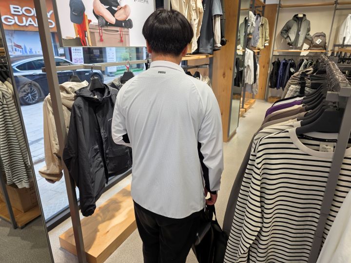 신발 구입을 마친 아이는 여름 반팔과 반바지까지 야무지게 구입했다. 평소라면 부담스러웠을 의류비를 고유가 지원금으로 해결하자 나와 아이는 물론, 사장님도 적지 않은 매출에 웃음지으며 소소한 서비스를 챙겨주셨다.