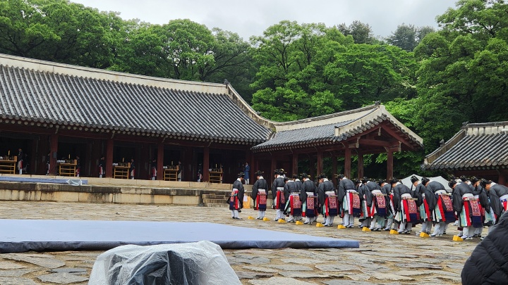 종묘제례 의식을 준비하는 제관들의 모습. (본인촬영)