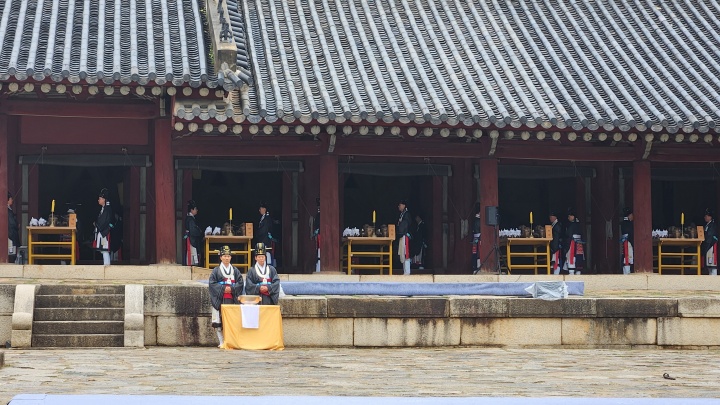 종묘대제가 열리는 정전과 영녕전은 단조롭고 절제된 멋이 있는데, 이는 나라의 제사를 모시는 공간으로서 존엄함과 신성함을 나타내기 위함이라고 한다. (본인촬영)