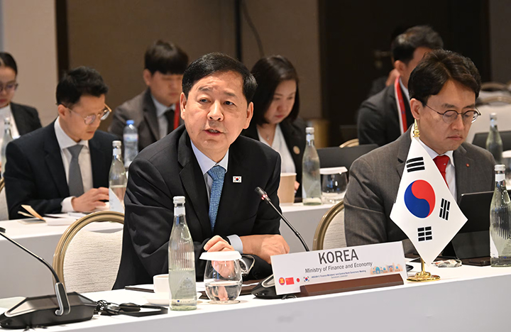 한·중·일 재무장관회의 및 아시아개발은행 연차총회 참석 차 우즈베키스탄 사마라칸트를 방문 중인 구윤철 부총리 겸 재정경제부 장관이 현지시간 3일 실크로드호텔에서 열린 '아세안+3 재정정책회의'에 참석, 발언하고 있다.(사진=재정경제부 제공)