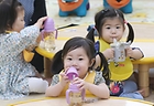 30일 오전 광주 북구청 어린이집에서 북구청 행정지원과 직원들이 어린이들의 급식 점검에 나선 가운데 어린이들이 물을 마시며 점심 식사를 기다리고 있다. 2020.6.30 (사진=저작권자(c) 연합뉴스, 무단 전재-재배포 금지)
