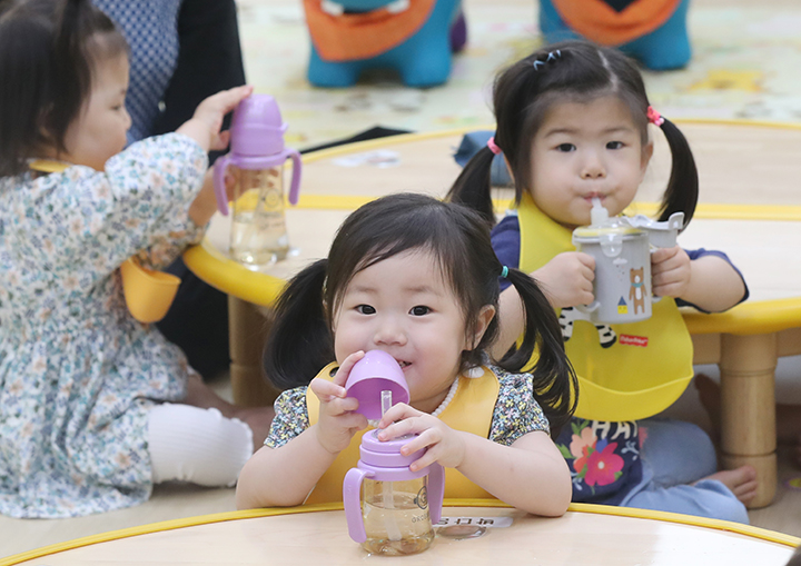 30일 오전 광주 북구청 어린이집에서 북구청 행정지원과 직원들이 어린이들의 급식 점검에 나선 가운데 어린이들이 물을 마시며 점심 식사를 기다리고 있다. 2020.6.30 (사진=저작권자(c) 연합뉴스, 무단 전재-재배포 금지)