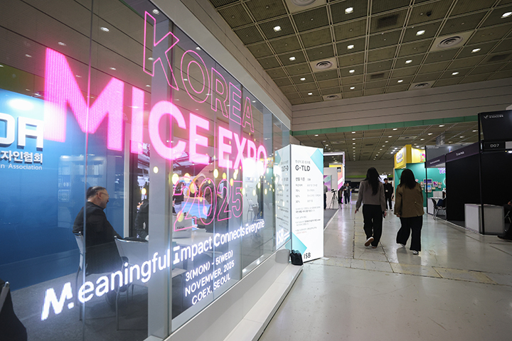 서울 강남구 코엑스에서 열린 '2025 코리아 마이스 엑스포'에 컨벤션, 전시 등을 위한 영상화면이 전시돼 있다. 마이스(MICE)는 기업회의·포상관광·컨벤션·전시를 뜻한다. 2025.11.3.(사진=저작권자(c) 연합뉴스, 무단 전재-재배포 금지)