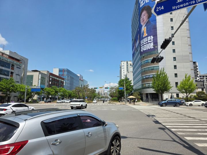 전방신호가 녹색불일 때는 '서행'하여 통행 가능하다. 회전 후 마주하는 횡단보도에서 횡단중이거나 횡단하려는 보행자의 여부에 따라 일시정지 혹은 서행통과가 결정된다.