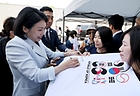 G7 정상회의에 참석하는 이재명 대통령과 함께 캐나다를 방문한 김혜경 여사가 17일(현지시간) 캘거리 한인회관에서 환영나온 주민들의 요청에 티셔츠에 서명하고 있다. 2025.6.18 (사진=저작권자(c) 연합뉴스, 무단 전재-재배포 금지)