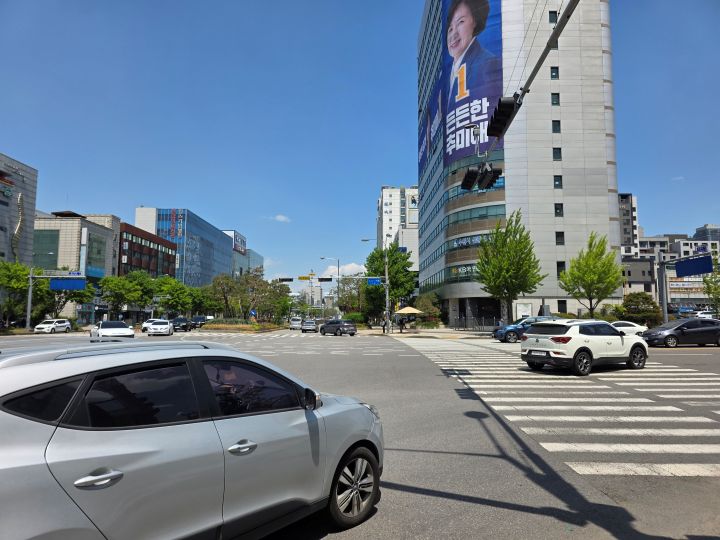 좌회전 전용 신호를 포함해 전방 신호등이 적색 불일 때는 '일시정지'해야한다. 이후 보행자의 통행 여부 및 통행하려는 의도, 신호를 받고 주행중인 차의 통행에 방해되지 않는 선해서 서행하여 통과할 수 있다.