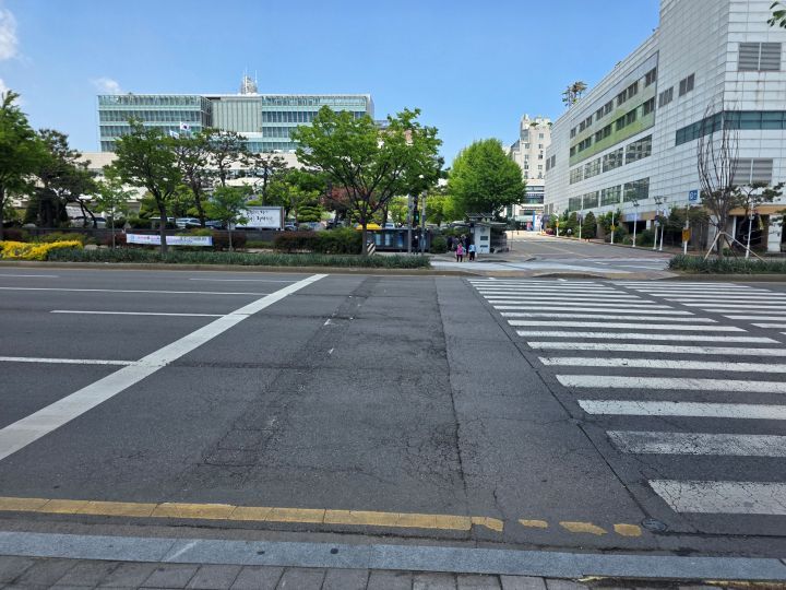 횡단보도와 정지선 사이에 거리를 두는 것은 일종의 완충 지대를 설정해 두는 것과 같다. 차량 운전 시 가장 중요한 것은 '보행자 안전'이라는 것을 기억해야겠다.