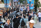지난 1일 서울 중구 명동을 찾은 외국인 관광객들이 거리를 둘러보고 있다.(사진=저작권자(c) 연합뉴스, 무단 전재-재배포 금지)