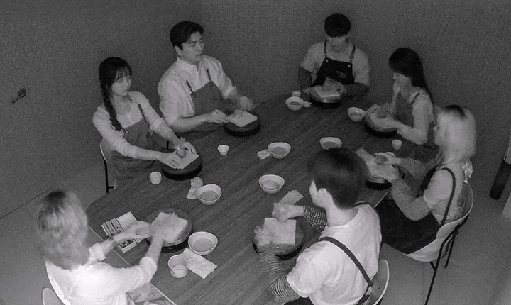 1억 유튜버 김프로와 유백합이 '문화가 있는 날'을 맞아 지난달 29일 서울 마포구 망원동 '무광도예' 프로그램에 참여해 암흑 속 도예 체험을 하고 있다. 사진은 적외선 카메라로 촬영했다.(사진=무광도예 제공)