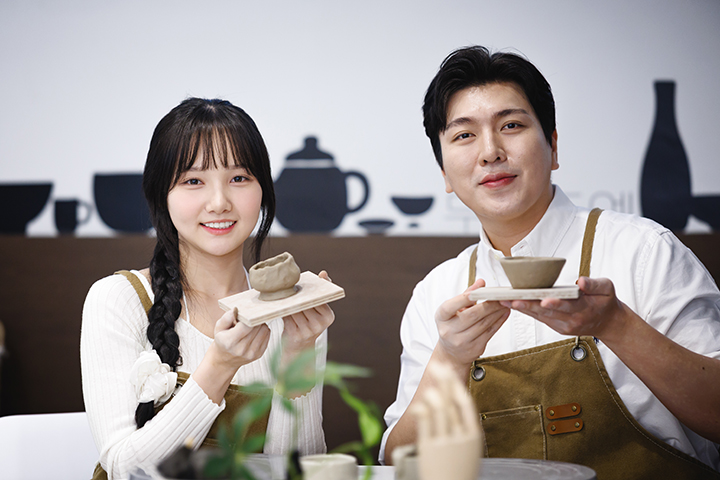 유백합과 김프로가 암흑 속에 직접 만든 도자기를 들고 환하게 웃고 있다.(사진=문화체육관광부 국민소통실 윤종규, 무단 전재-재배포 금지)