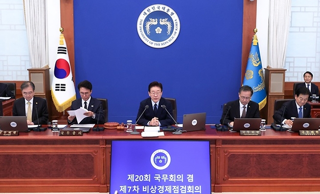 이 대통령 "헌법, 40여년간 제자리…부분 개헌 현실적 방법"