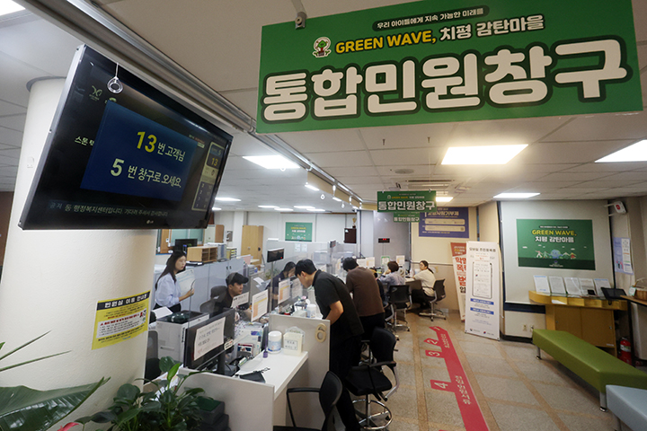 29일 광주 서구 치평동 행정복지센터 창구에서 주민들이 민원을 접수하고 있다. 2025.9.29 (사진=저작권자(c) 연합뉴스, 무단 전재-재배포 금지)
