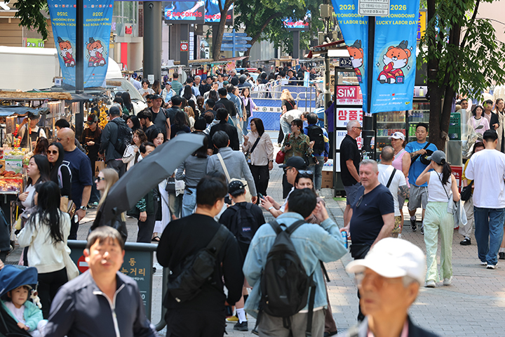 지난 1일 서울 중구 명동을 찾은 외국인 관광객들이 거리를 둘러보고 있다.(사진=저작권자(c) 연합뉴스, 무단 전재-재배포 금지)
