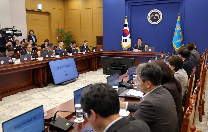 이재명 대통령이 7일 청와대 여민관에서 수석보좌관회의를 주재하고 있다. 2026.5.7(사진=저작권자(c) 연합뉴스, 무단 전재-재배포 금지)