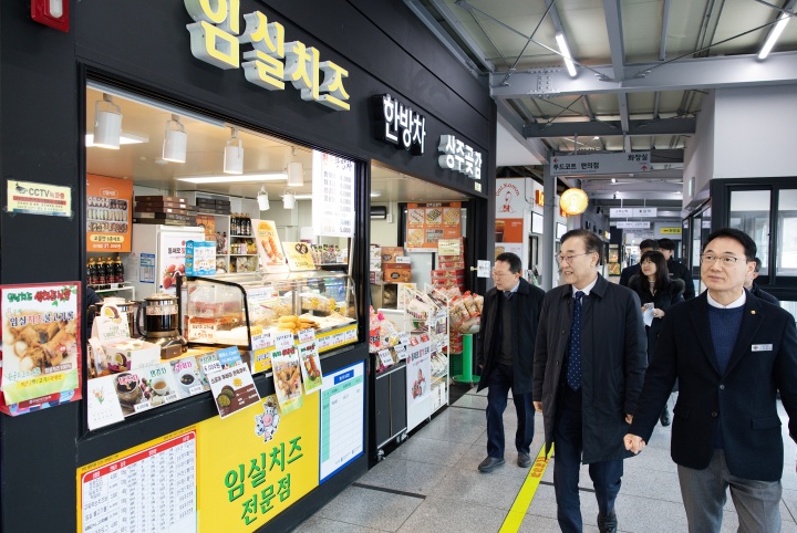 김윤덕 국토교통부 장관이 설 연휴를 하루 앞둔 13일 오전 경부고속도로 내 휴게소를 찾아 운영 실태를 점검하고 있다.2026.2.13. (ⓒ뉴스1, 무단 전재-재배포 금지)