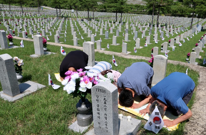 6·25전쟁 75주년을 사흘앞둔 22일 서울 동작구 국립서울현충원 묘역에서 6·25전쟁 전사자 유족들이 참배를 하고 있다. 2025.6.22 (ⓒ뉴스1, 무단 전재-재배포 금지)